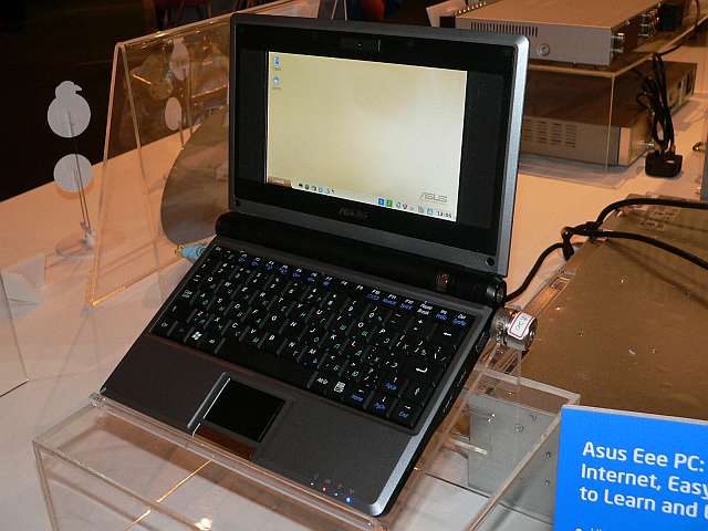 インテルブースで「199ドルノートPC」のCPUとOSをチェックする