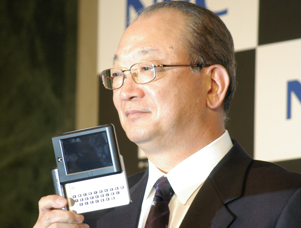 自宅のPCをポケットに入れて持ち歩く――NEC「Lui」発表会：“パソコンの