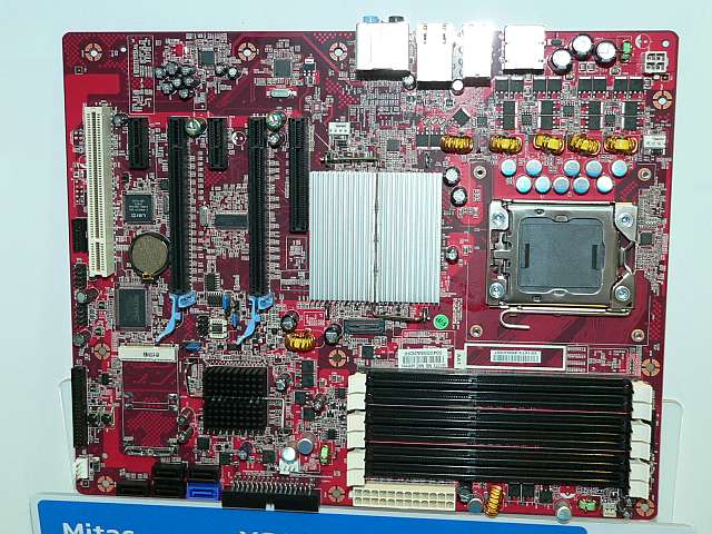 インテルブースに集合した「X58」マザーボード：COMPUTEX TAIPEI 2008