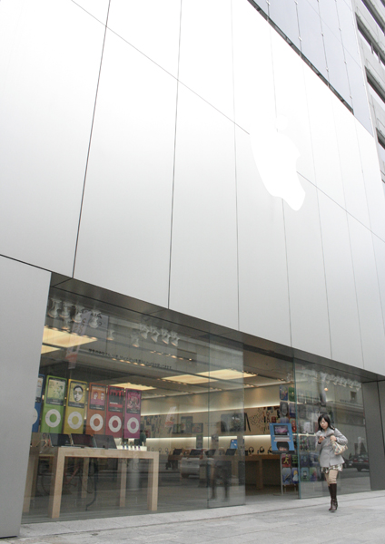 アップルストア銀座に新型17インチMacBook Proが登場：グラム107円の