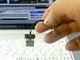 レビュー：なぜか差せるアナがある──何か反則っぽい“極小”microSDリーダー「DN-CR268B」
