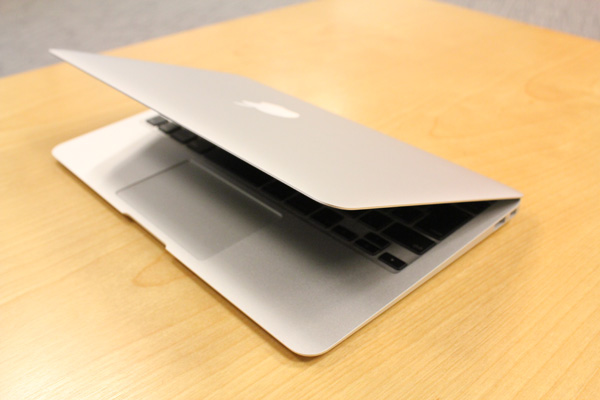 写真で見る11インチMacBook Air：なにこれ薄い - ITmedia PC USER