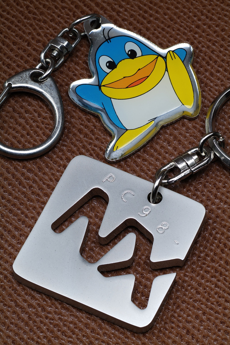 奇妙な金属たちと歴史の旅へ――「PC98-NX」と「Winkey」のキーホルダー