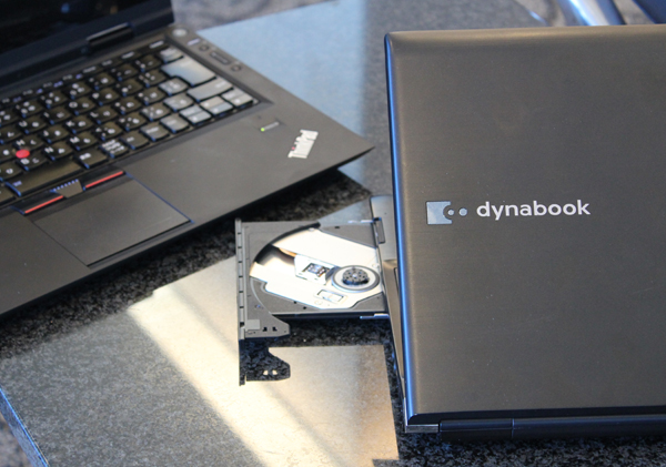dynabook r731 本体 blue-rayドライブ リカバリUSB付 R731と旅に出て、「BDドライブ！ そういうのもあるのか」とつぶやいた