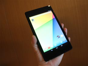 Nexus 7 13 のサイズ感を旧モデル Ipad Miniと比べてみた より薄く より軽く 手にピッタリ収まるはず とgoogleのヤーガ氏 Itmedia Pc User