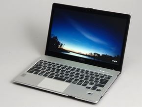 FMV LIFEBOOK SH90/M」――Ultrabookと旧型モバイルPCの融合を目指した