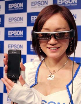 拡張現実をメガネ感覚で シースルータイプのヘッドマウントディスプレイ Moverio Bt 0 電脳メガネまであと少し 1 2 ページ Itmedia Pc User