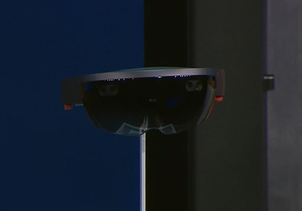 現実に3D映像を投影するヘッドマウントディスプレイ「HoloLens」を