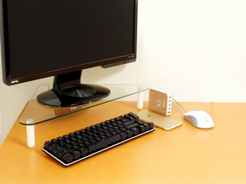 上海問屋 机の端にディスプレイを置ける三角型のガラスディスプレイスタンド Itmedia Pc User
