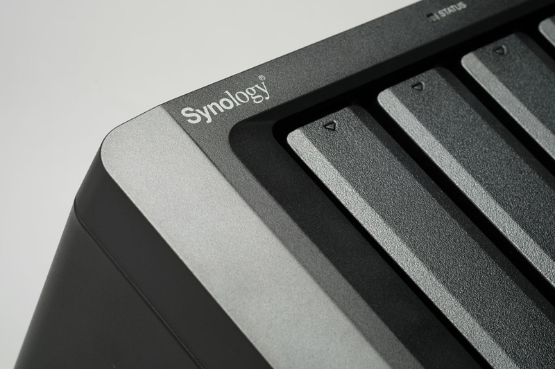 1台で2台分にも3台分にも 多機能NAS「DS1817+」を仮想化基盤として活用