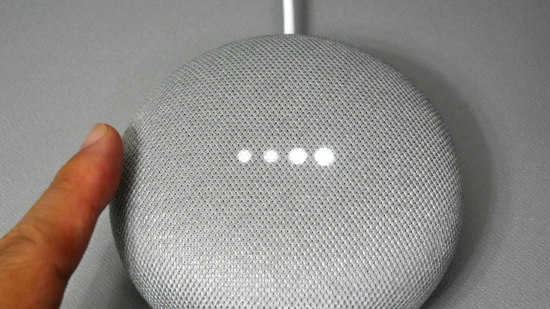 Google Home Mini」を壁掛けで使いやすくするワザ ボタン配置の