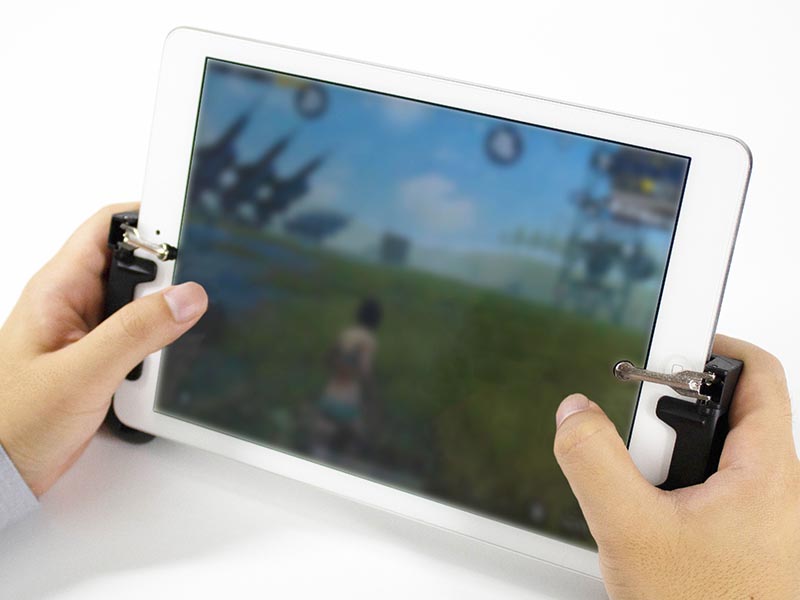 タブレット端末を両手でしっかり固定して使えるゲーミンググリップ