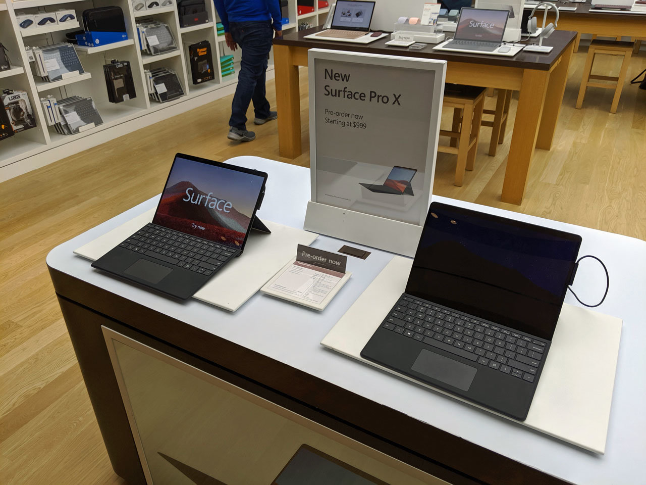 Surface Pro Xが先行展示されているmicrosoft Storeを巡ってみた 1 2 Itmedia Pc User