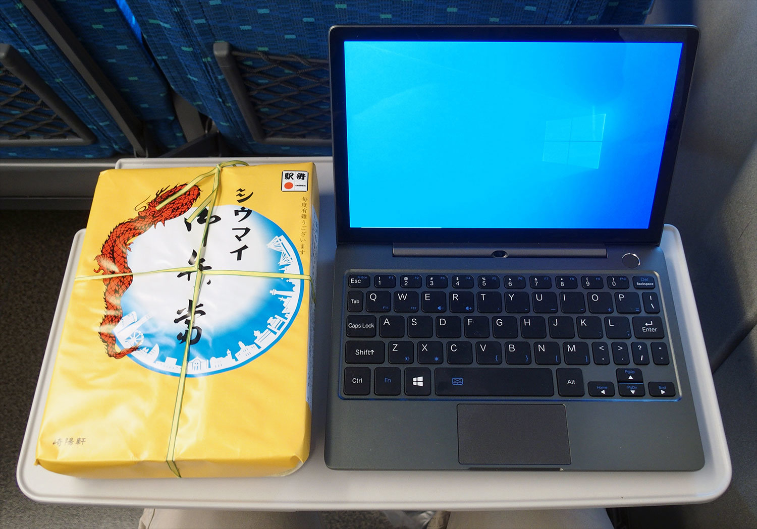 超小型PC「GPD P2 Max」とシウマイ弁当は共存できるかをやってみた