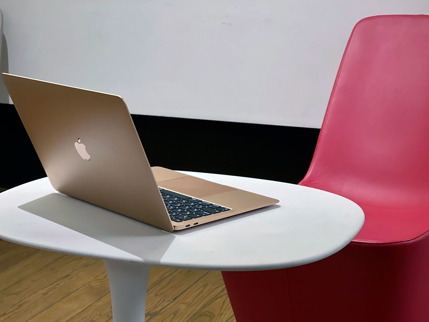 M1搭載MacBook Airは、最低スペックでもIntel版MacBook Proを寄せ付け 