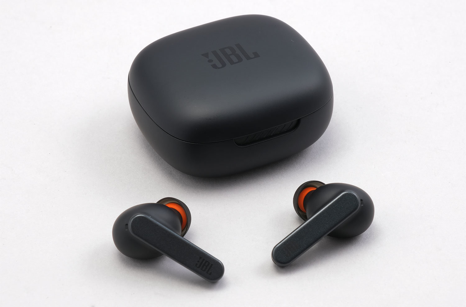 JBLが快適なフィット感を追求した完全ワイヤレスイヤフォン「JBL LIVE 