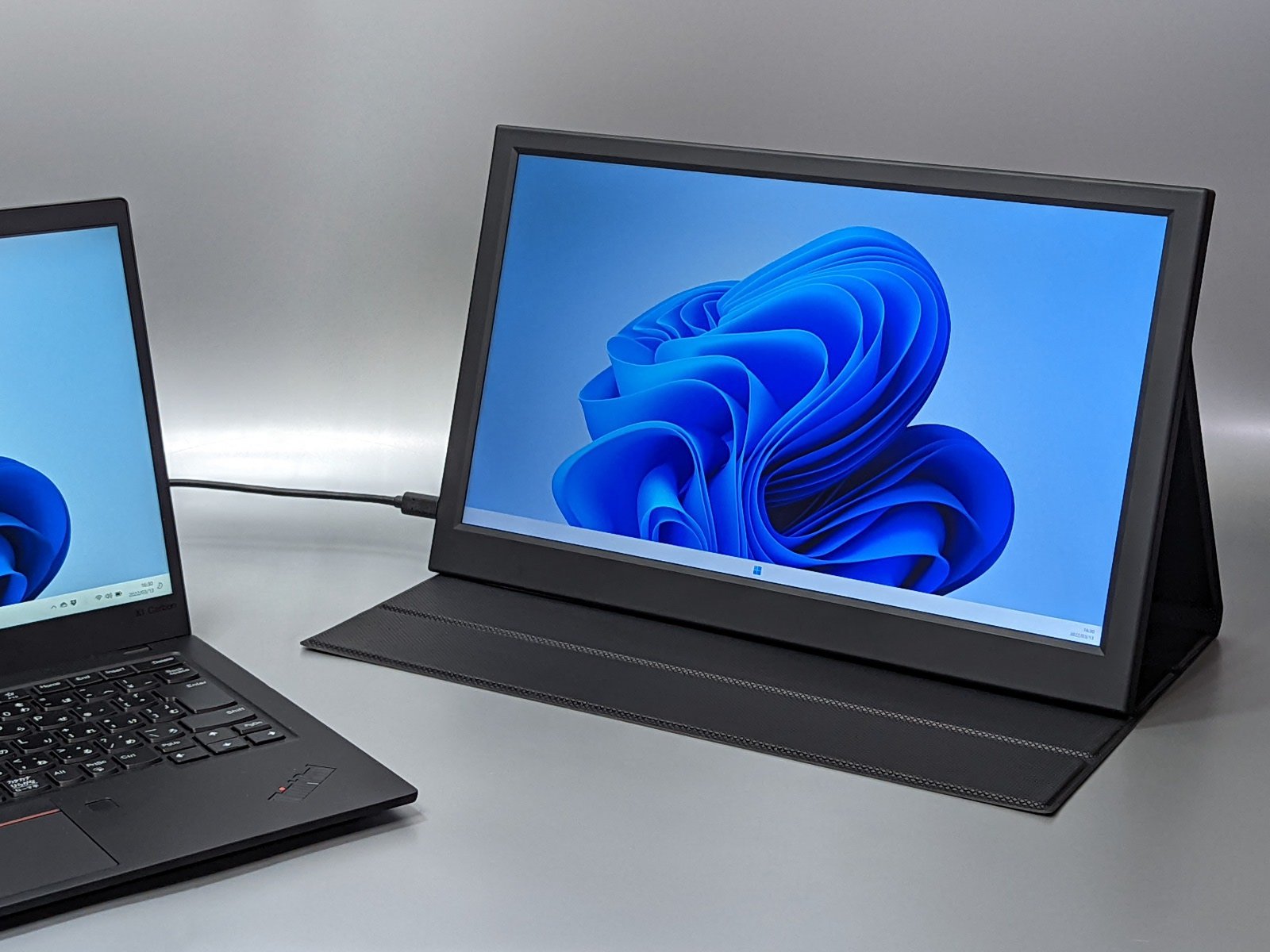 VGA表示も対応！ 据え置きスタンドも付属した15.6型モバイル