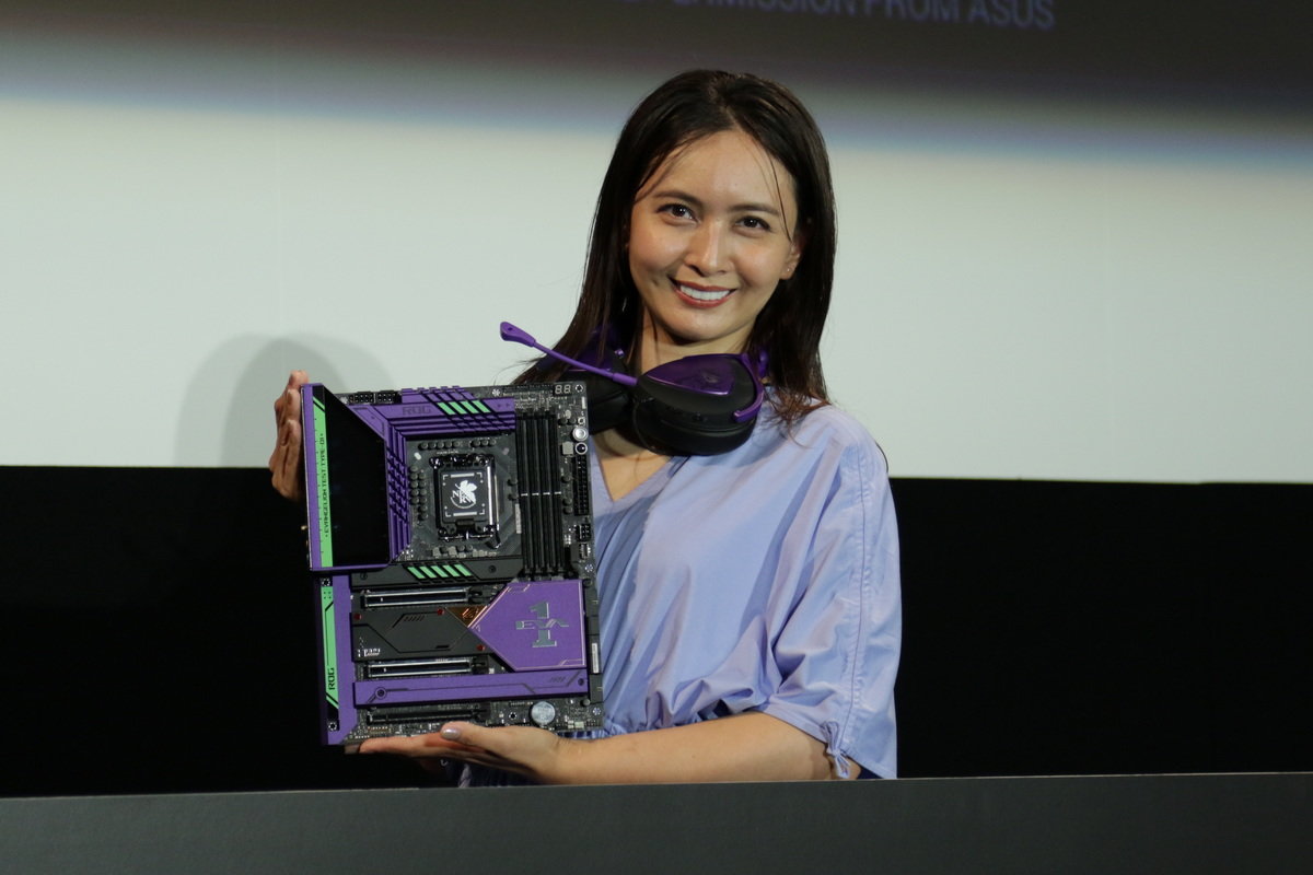 加藤夏希さんが「これでPC作ります」と宣言 ASUSエヴァコラボ