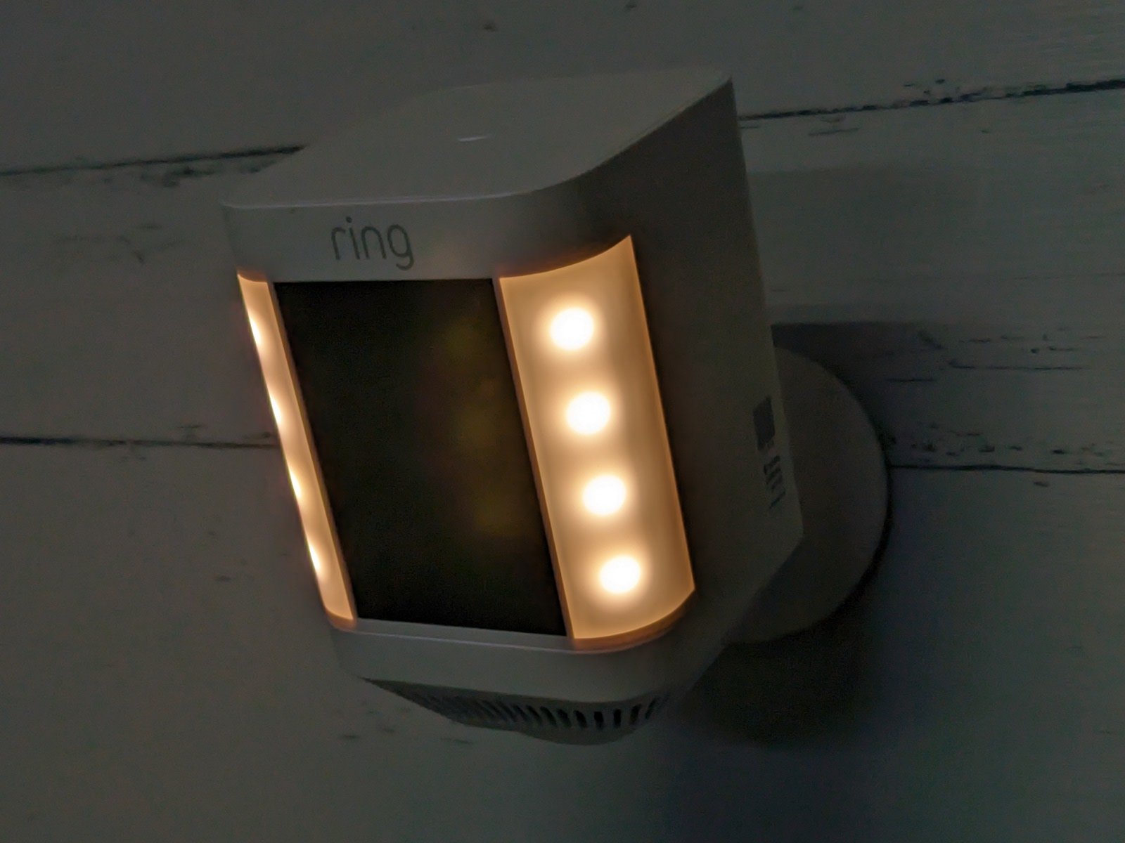 ライト内蔵の屋外用ネットワークカメラ「Ring Spotlight Cam Plus」を