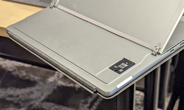 ŋ߂Surface ProV[YM.2 2230SSD̗pĂA΂ŌŒ肳ꂽJo[OSSDɃANZX\