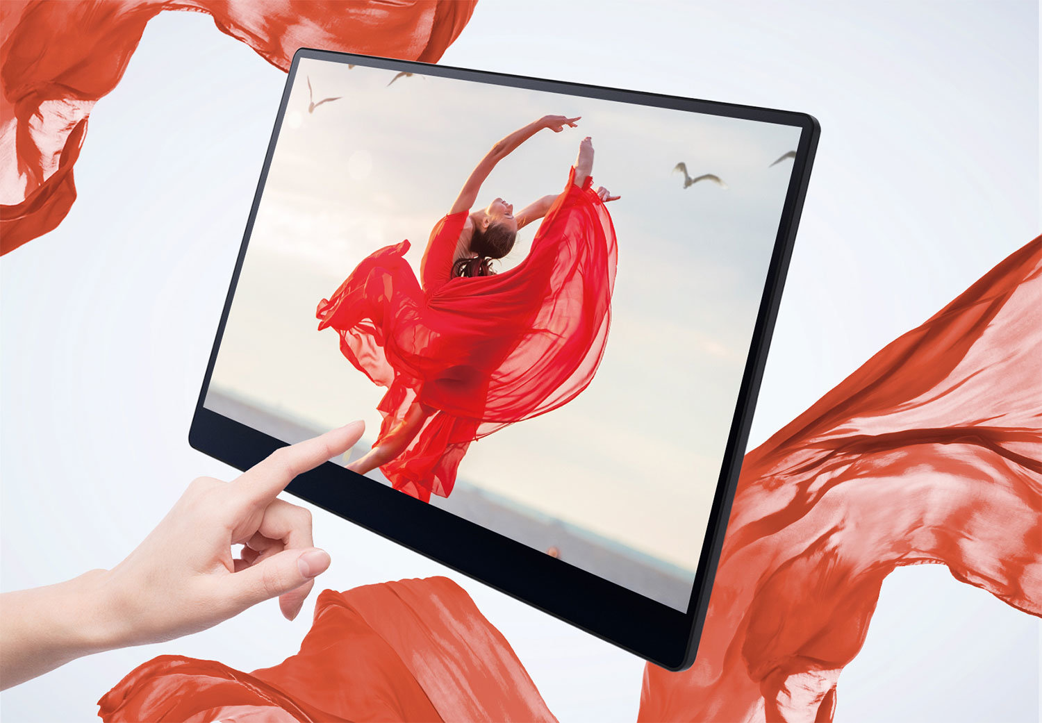 PFUがバッテリー内蔵で約715gの無線対応15.6型有機ELモバイル