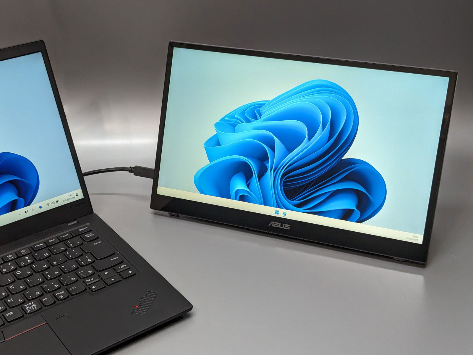 ペンが付属しタッチ操作に対応！ 設置方法も多彩なASUS JAPANの