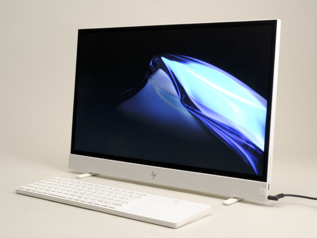 ハンドルと自動展開スタンドで楽々移動！ 新感覚の大画面液晶一体型PC「HP ENVY Move All-in-One  24」を試す：実はファンレス（1/3 ページ） - ITmedia PC USER