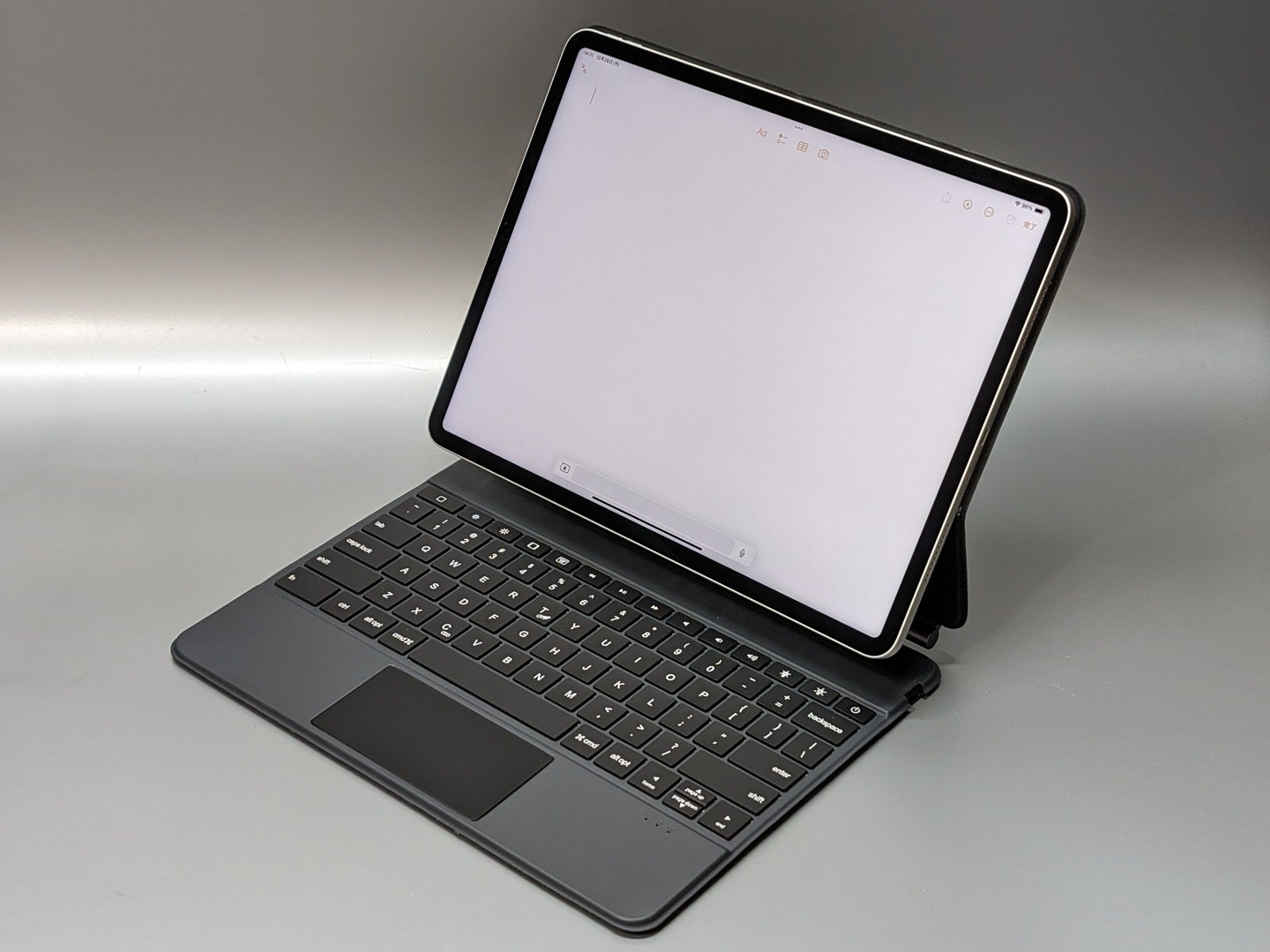 Magic Keyboard」とそっくりで激安1万9800円！？ iPadで使える保護