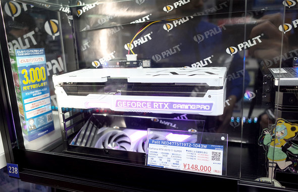 同店で展示中の「GeForce RTX 4070 Ti SUPER GAMING PRO White」の実機
