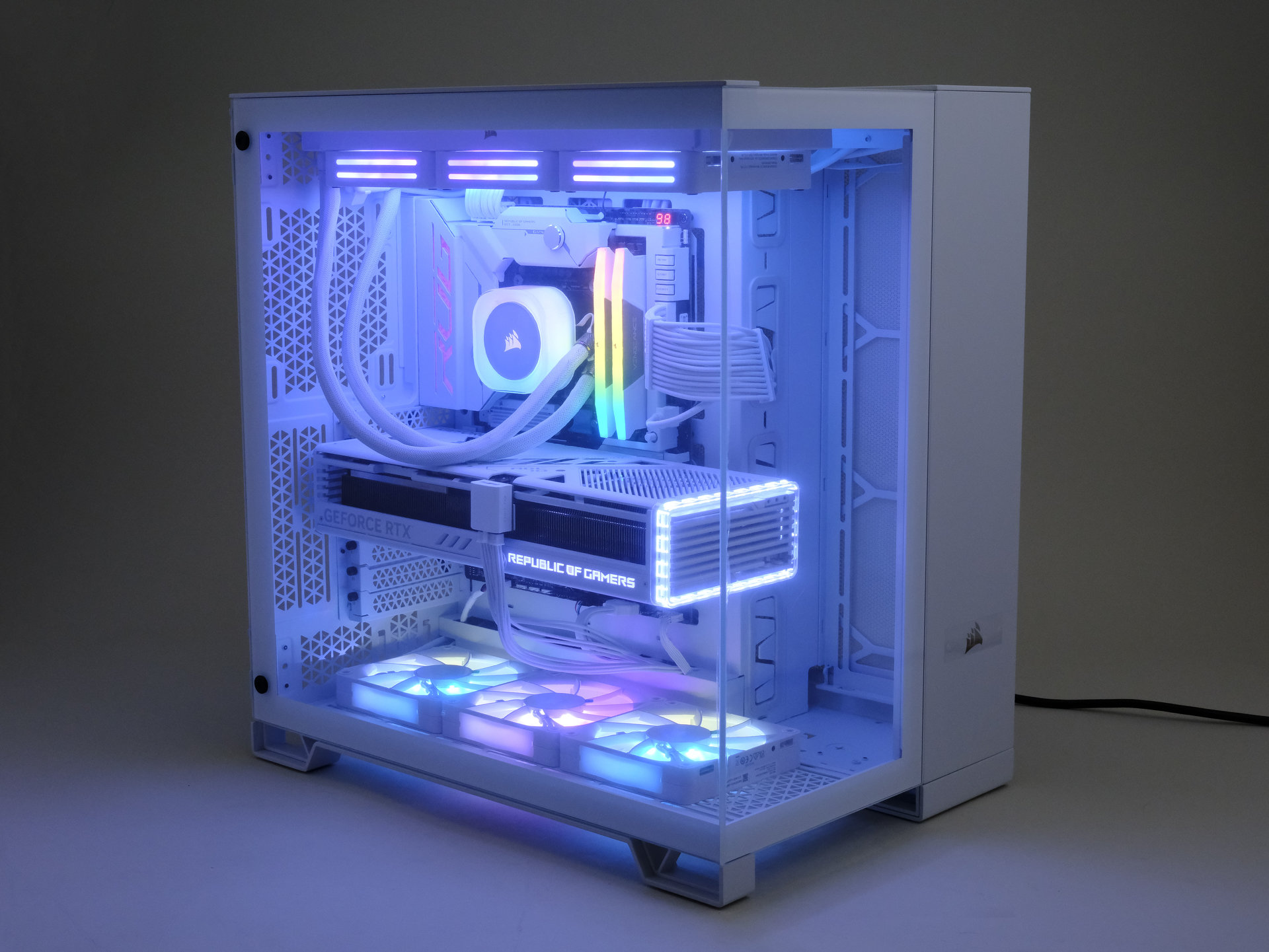 白くて美しい自作PCを組み上げたい人へ Corsairのピラーレス＆デュアルチャンバーPCケース「6500X Tempered  Glass」の魅力を解剖する（1/4 ページ） - ITmedia PC USER