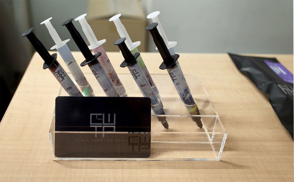 8本用は限定版に付属する塗布カード入れも兼ねる