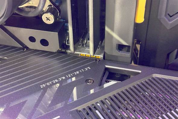 ASUS JAPAN Advanced BTF Hidden-Connector Concept }U[{[h djbg OtBbNXJ[h Back-To-the-Future