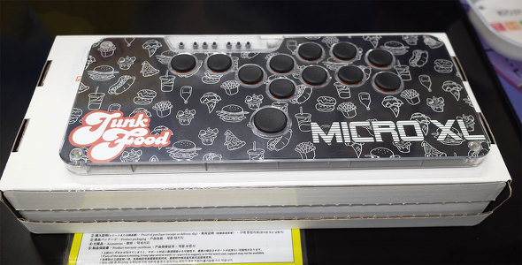 uSnackBox MICRO XLv̓W@