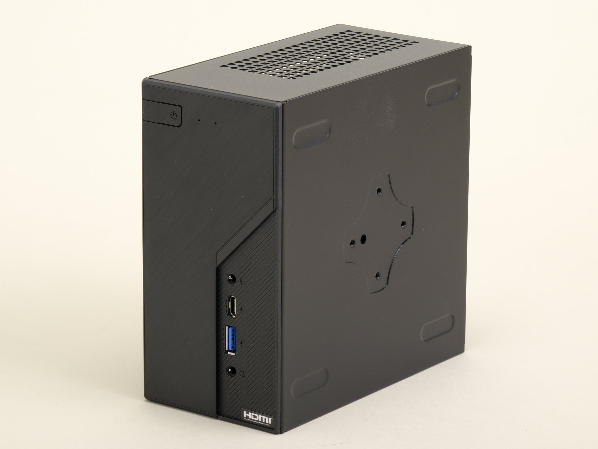 PCケース(自作PC用) ASRock DeskMimi X600 ASRockの「DeskMini X600」には自作PC気分を手軽に味わえるロマンあり