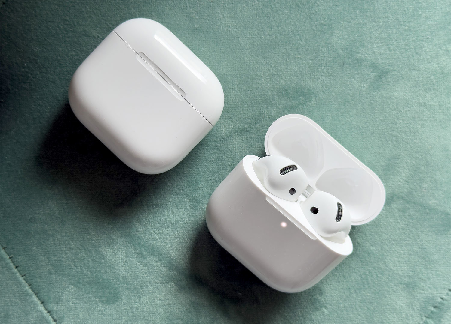 AirPods 4」はより小さく、より多機能に！ 「AirPods Pro 2」は