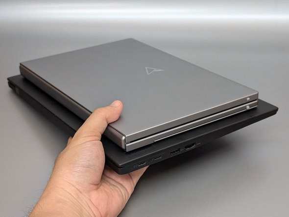 ASUS ZenScreen Fold OLED MQ17QH 17.3C` oCfBXvC tH_u 2܂