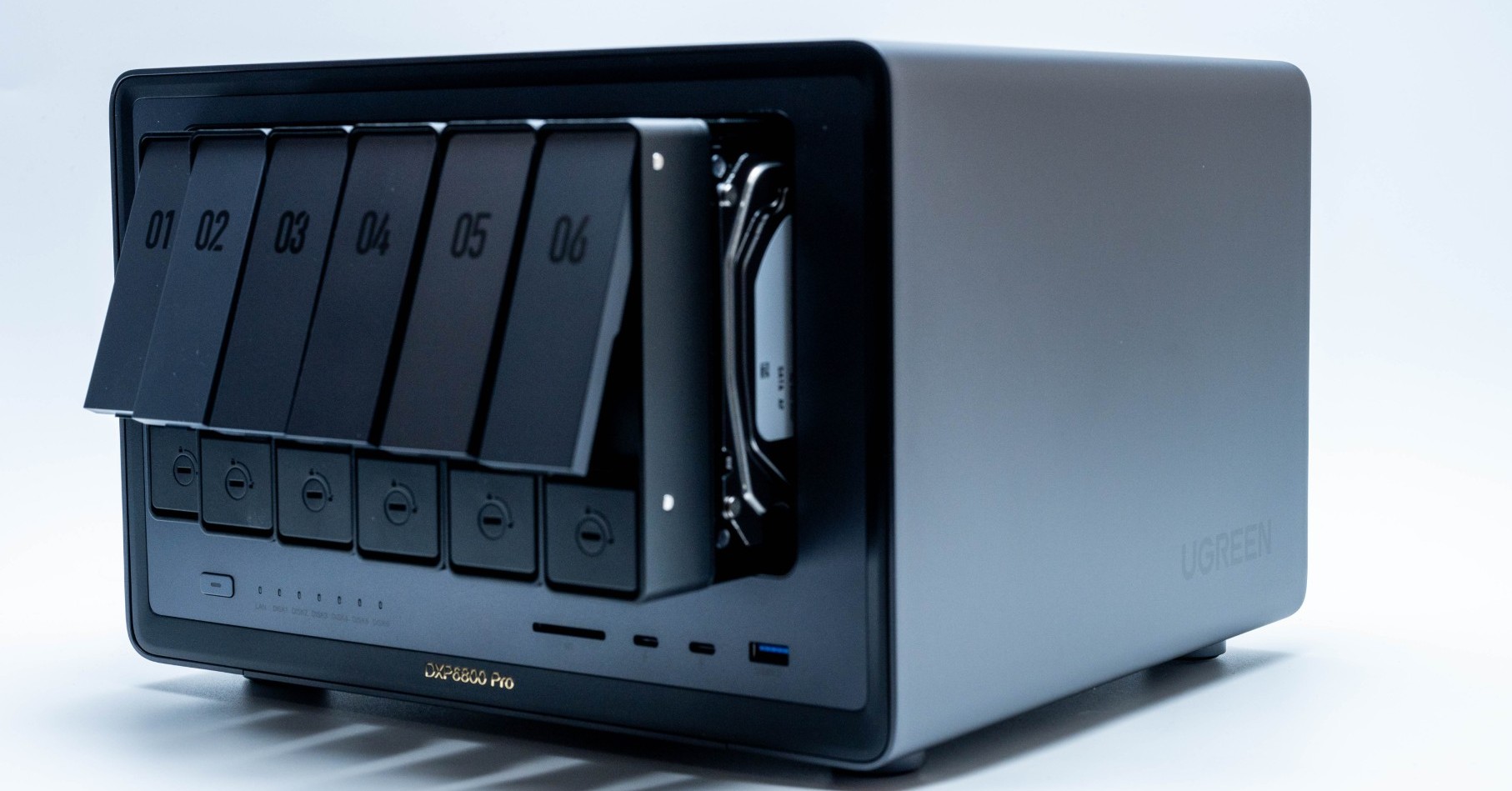 自宅サーバにもアリな“モンスターNAS” HDD6台にM.2 SSDを2枚、さらに