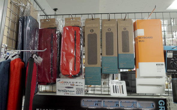 専用ポーチやシートなども並べられている