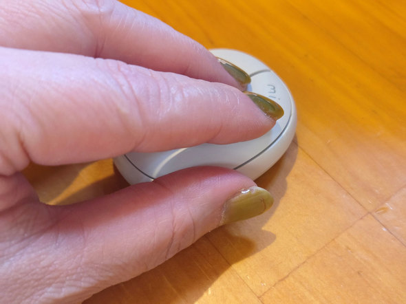 ホイールを中指で操作する