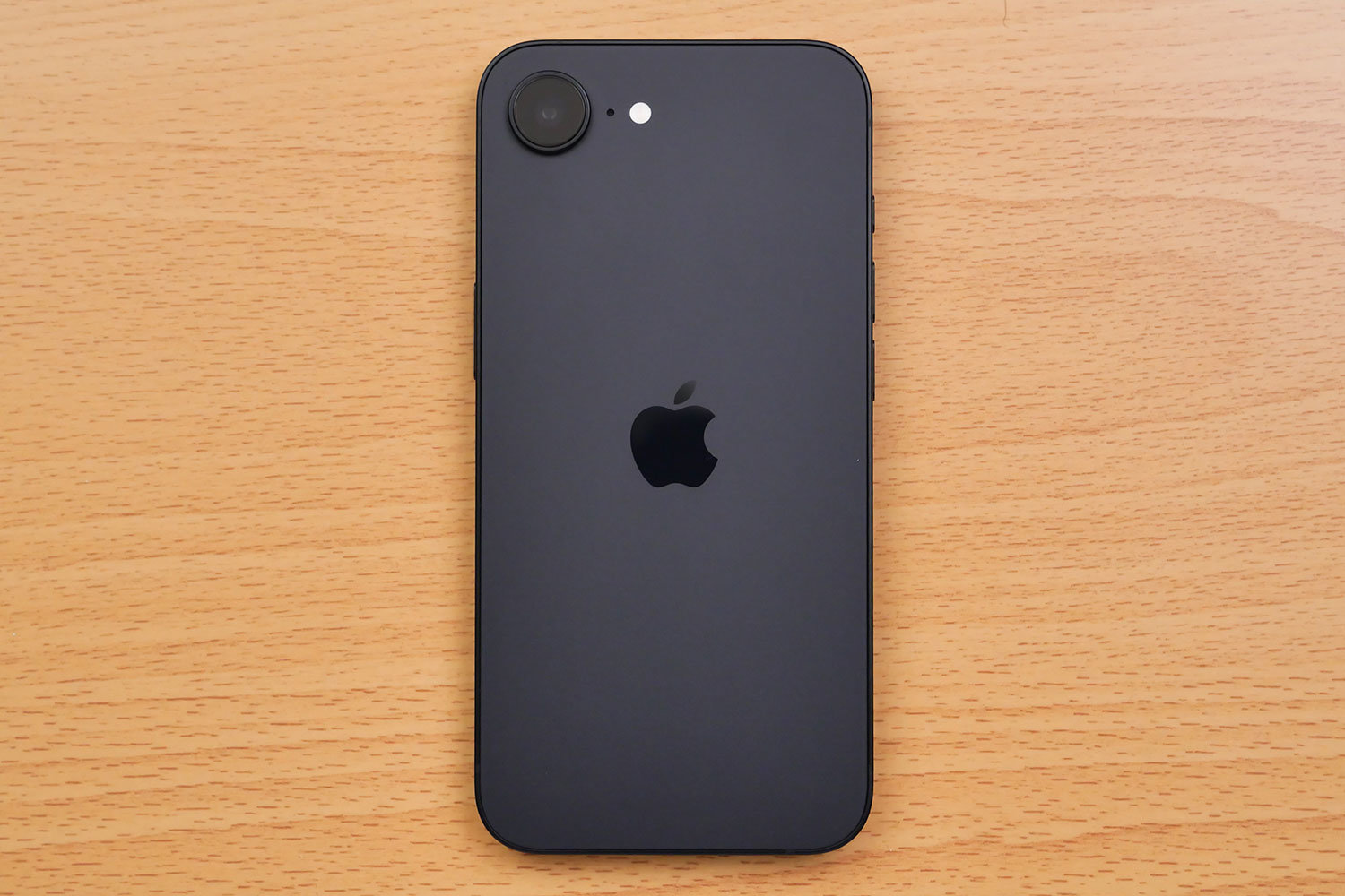 フラッグシップスマホ」に疲れて「iPhone 16e」を買った話：ある日の