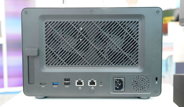 UGREEN NAS GN[W[ hbLOXe[V Thunderbolt 5 [O[