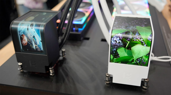 L字型はもう古い？ CPUブロックを覆うキューブ型ディスプレイ