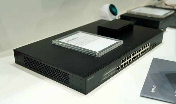 Synology u[X VmW[ NAS XCb` PoE AI `bg Xg[W AvCAX