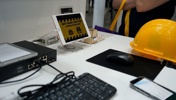 Synology u[X VmW[ NAS XCb` PoE AI `bg Xg[W AvCAX