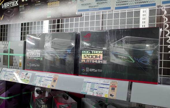 同店に並ぶ「ROG THOR 1200W Platinum III」と「ROG THOR 1000W Platinum III」