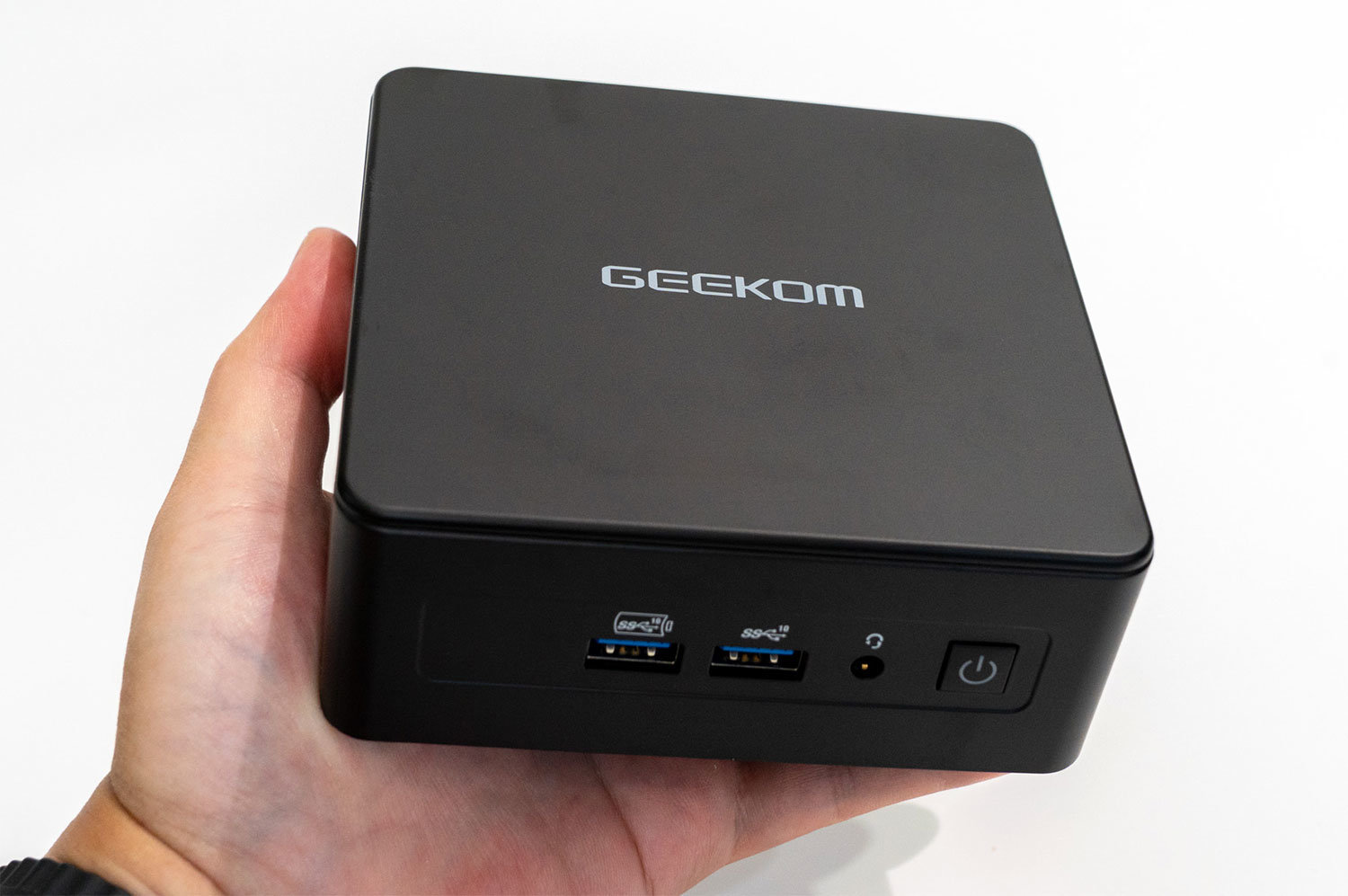 手のひらサイズでCore Ultra（シリーズ2）はフルに生かせる？ 「GEEKOM