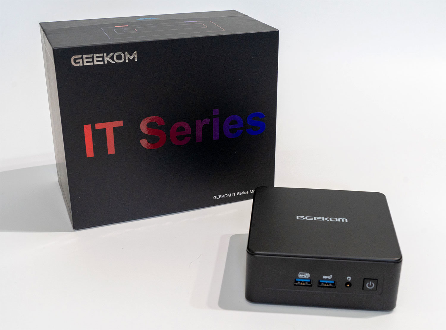 手のひらサイズでCore Ultra（シリーズ2）はフルに生かせる？ 「GEEKOM