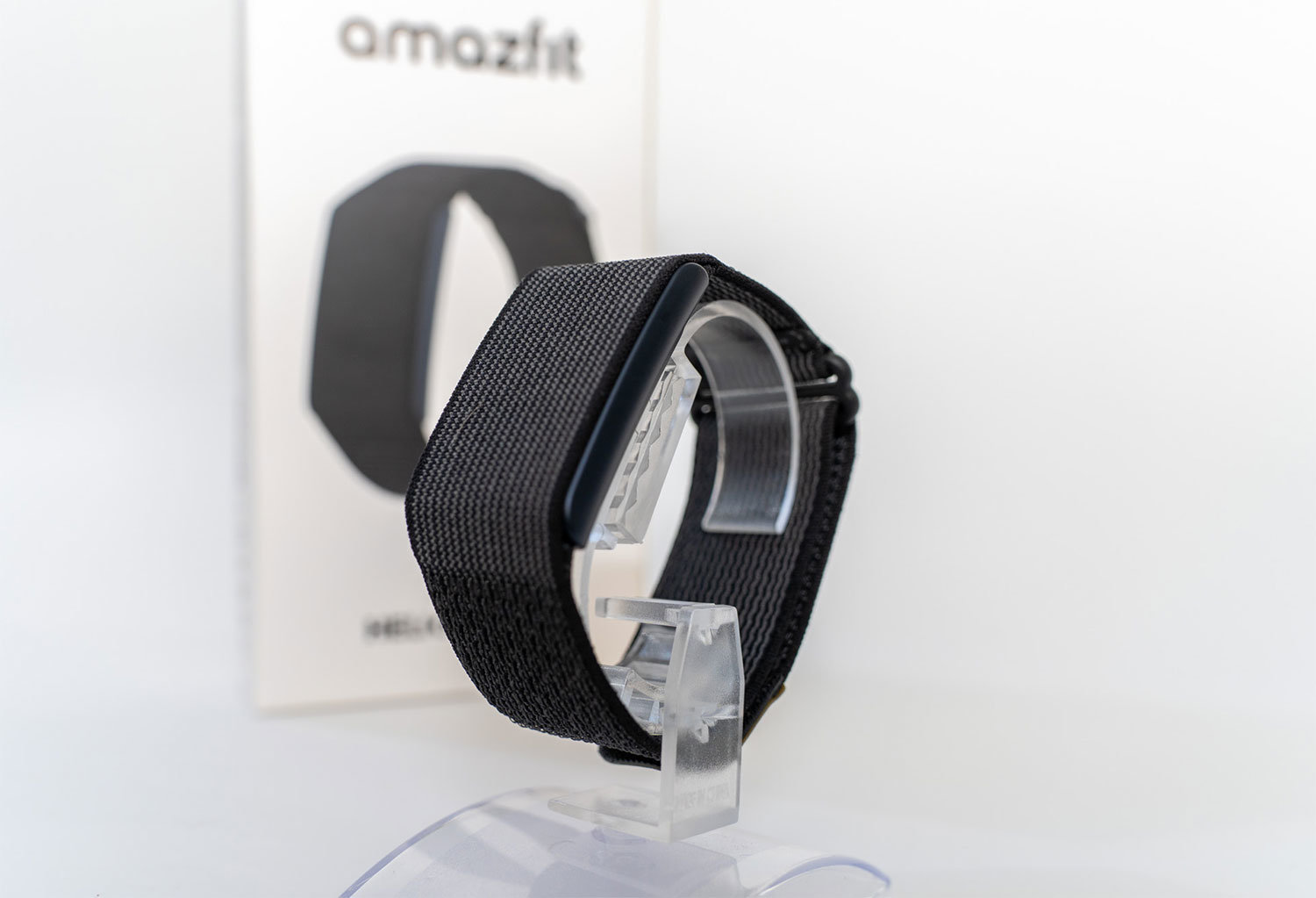 画面がなくてもスマートウォッチ？ 「Amazfit Helio Strap」を試して 