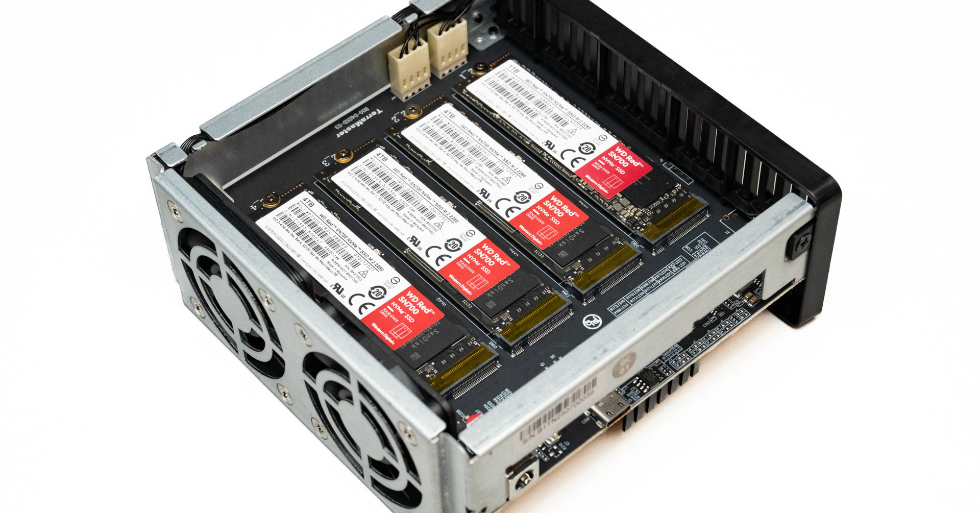 USB4接続のオールフラッシュストレージを手軽に構築できる