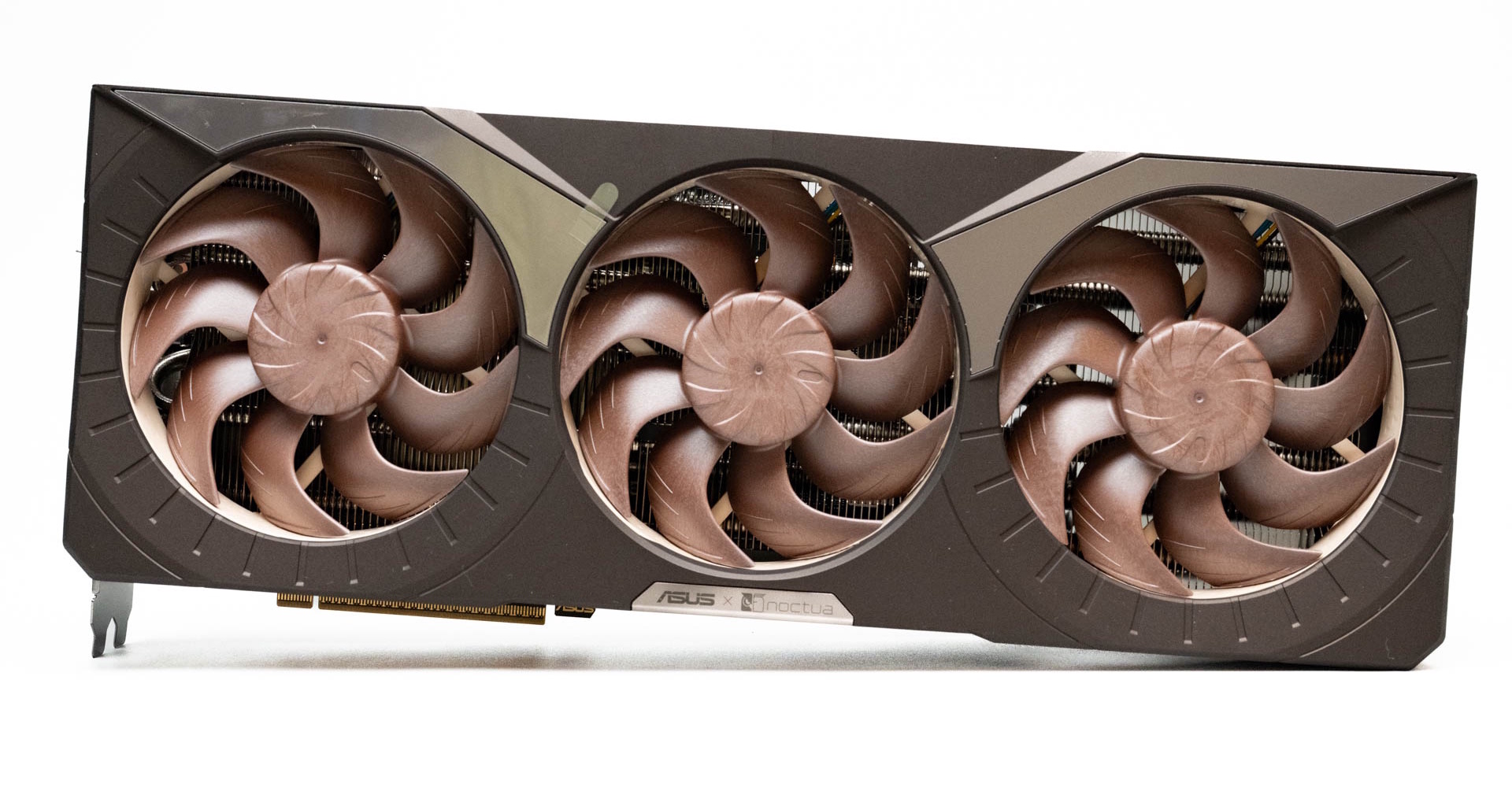 ASUSの“Noctuaファン搭載”GeForce RTX 5080グラボを試す　よく冷えて静かだが気になる所も